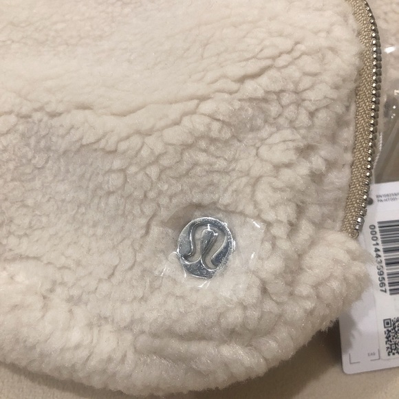 Lululemon 2022 Fleece Everywhere Belt Bag in Natural Ivory/Trench (NWT) - Picture 4 of 6